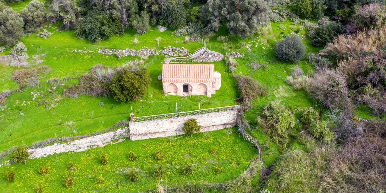 Agios Georgios Xifoforos in Apodoulou Amari