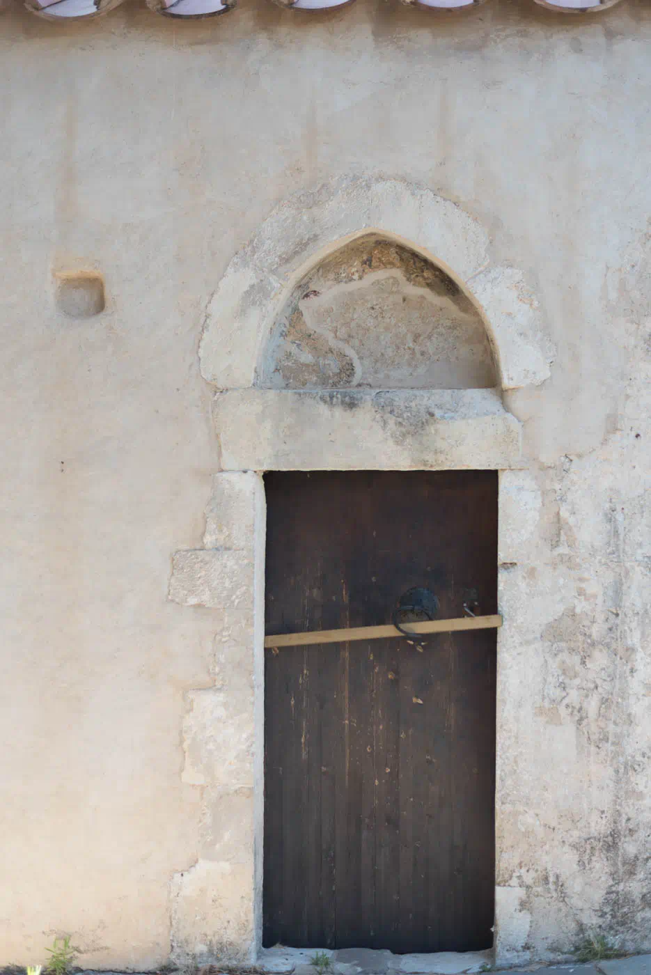 The entrance of Agios Georgios in Mourtzes