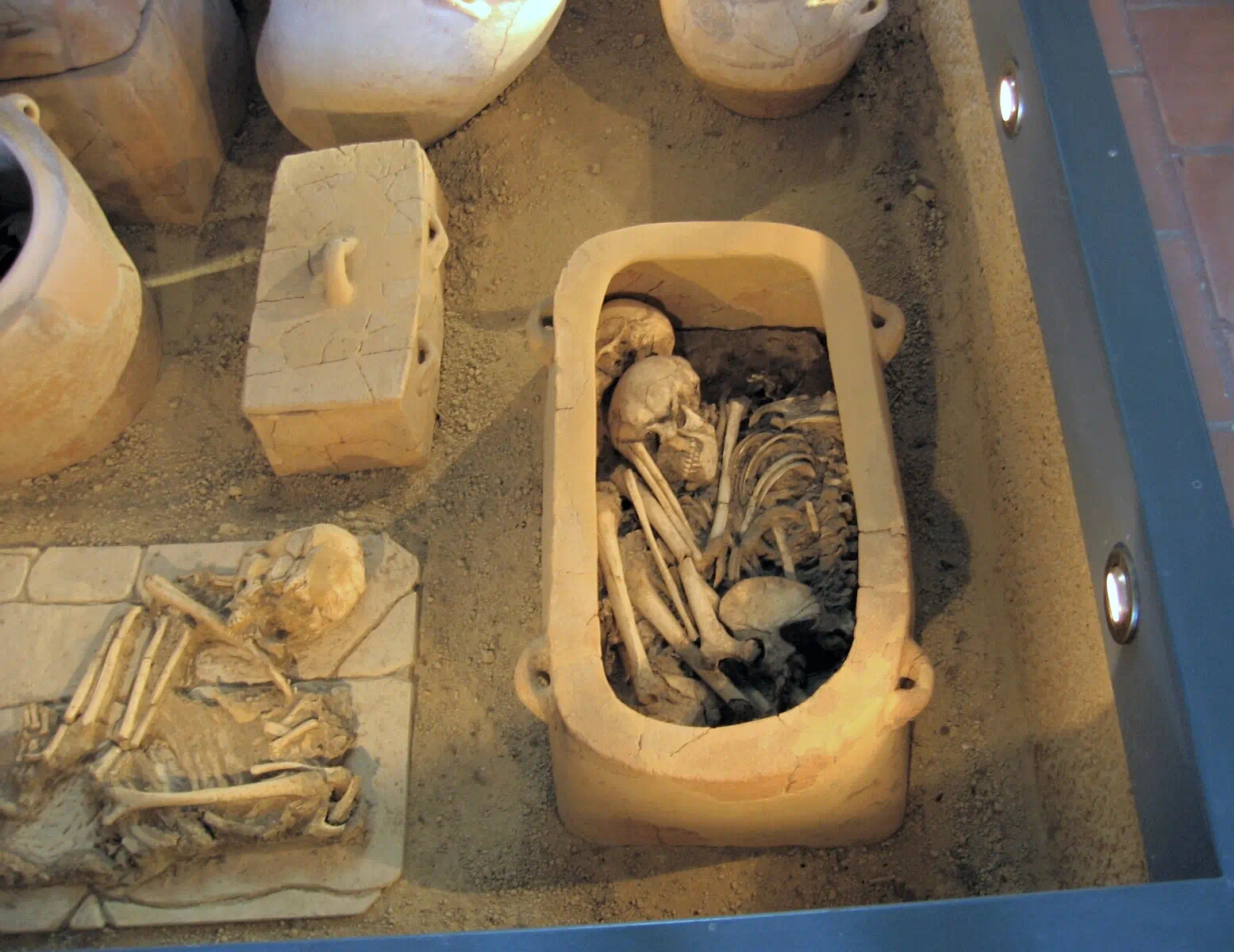 Minoan funeral. Archaeological collection of Archanes, Wikimedia Commons