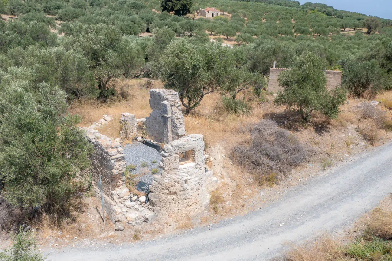 Ruins of a church next to Melesses fortress