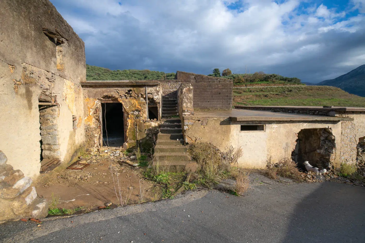 Detail from Sfendyli village in Aposelemis dam