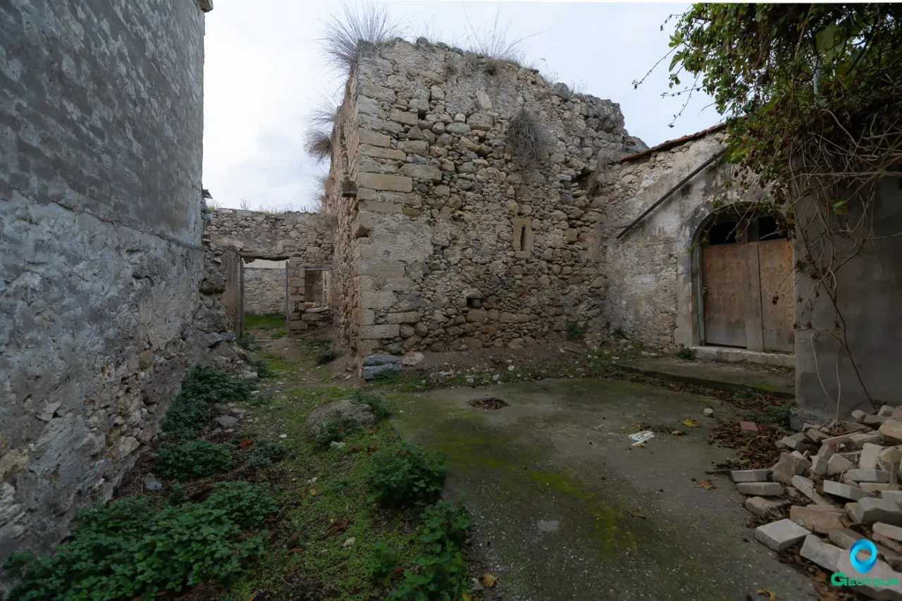 Foscolo tower in Kainourio Chorio