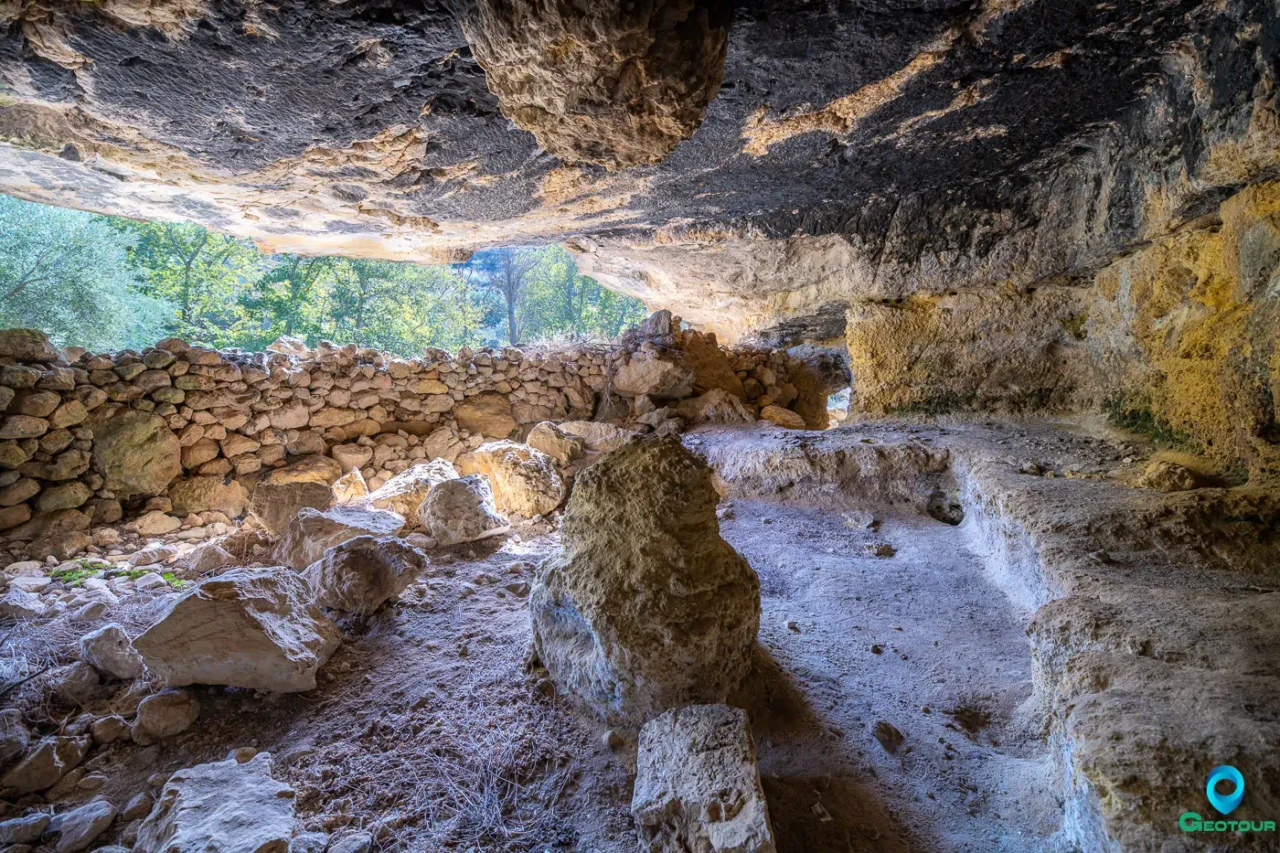 Siderospilia near Roufas