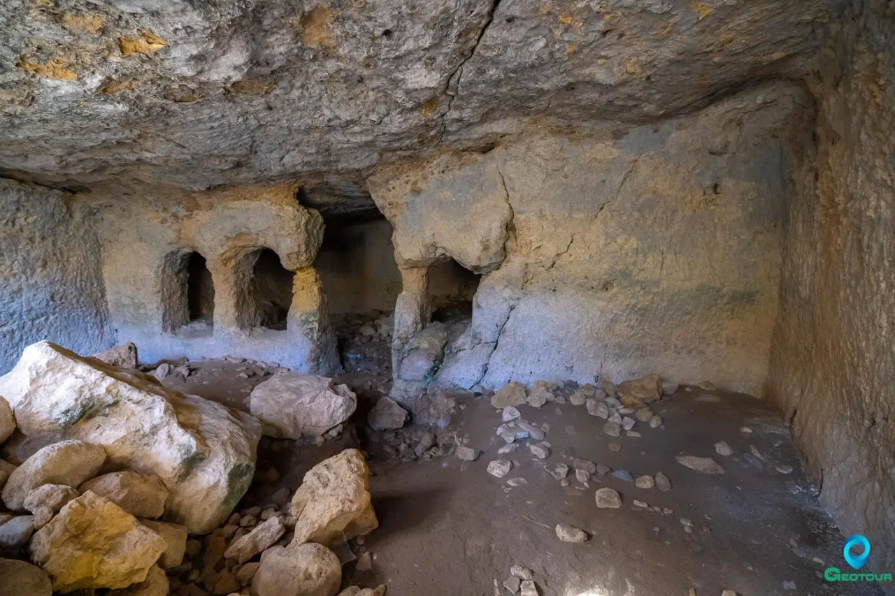 Siderospilia near Roufas