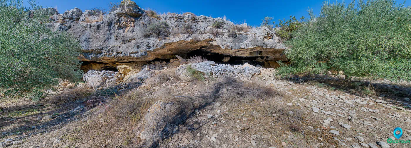 Siderospilia near Roufas