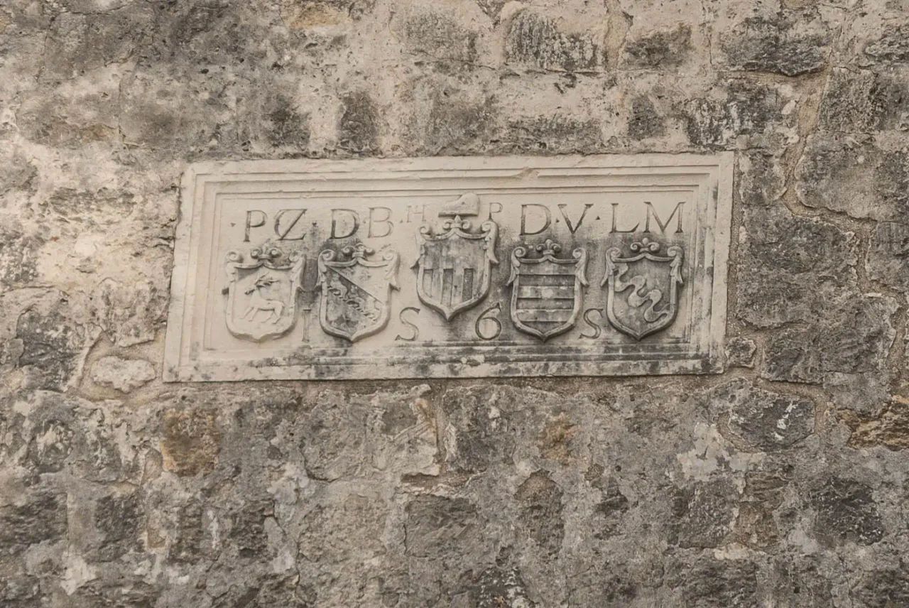 Coats of arms of consigliere Pietro Civran, duca Daniele Barbarigo, doge Gerolamo Priuli, capitano Daniele Venier και consigliere Lorenzo Marcello in Agios Georgios gate in Heraklion