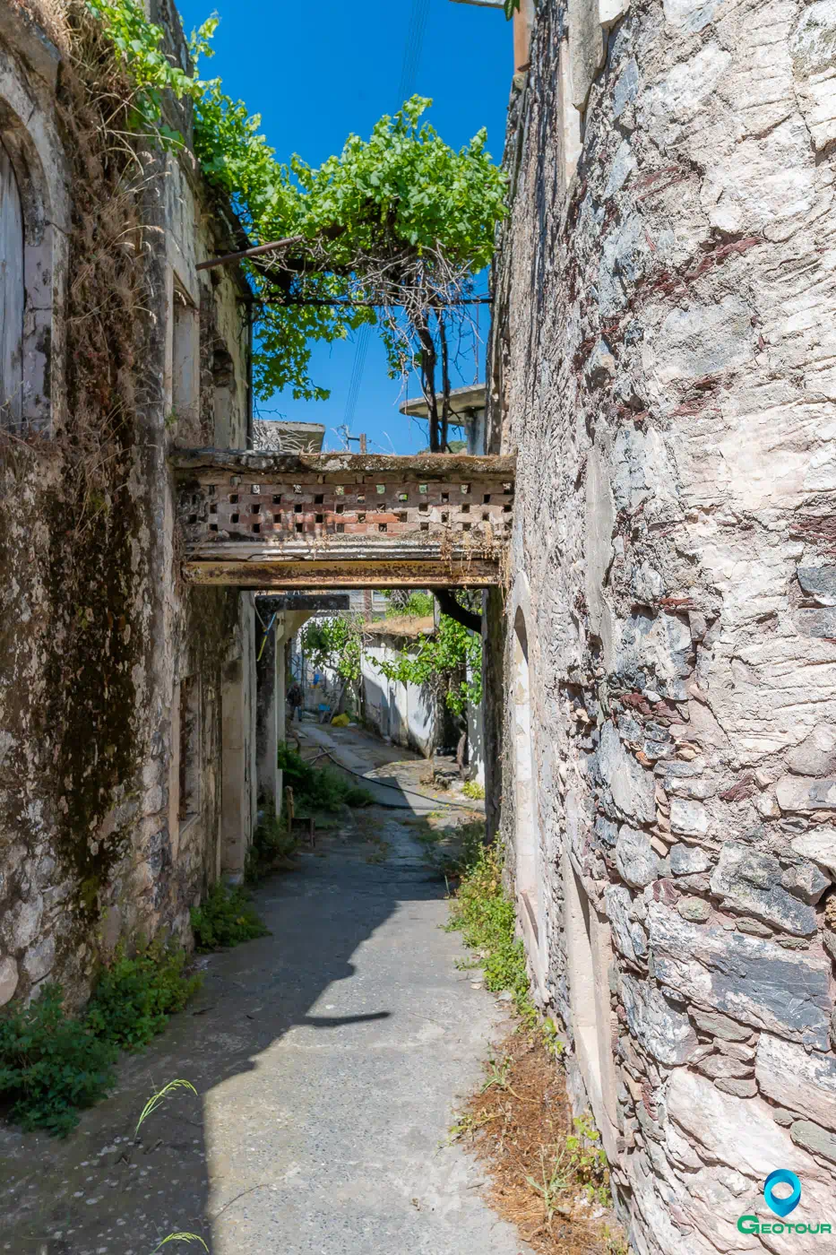 In the narrow alleys of the almost abandoned Kalami settlement near Ano Viannos.