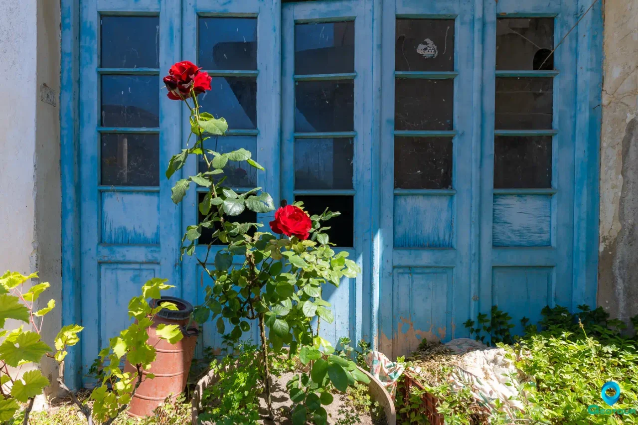 In the narrow alleys of the almost abandoned Kalami settlement near Ano Viannos.