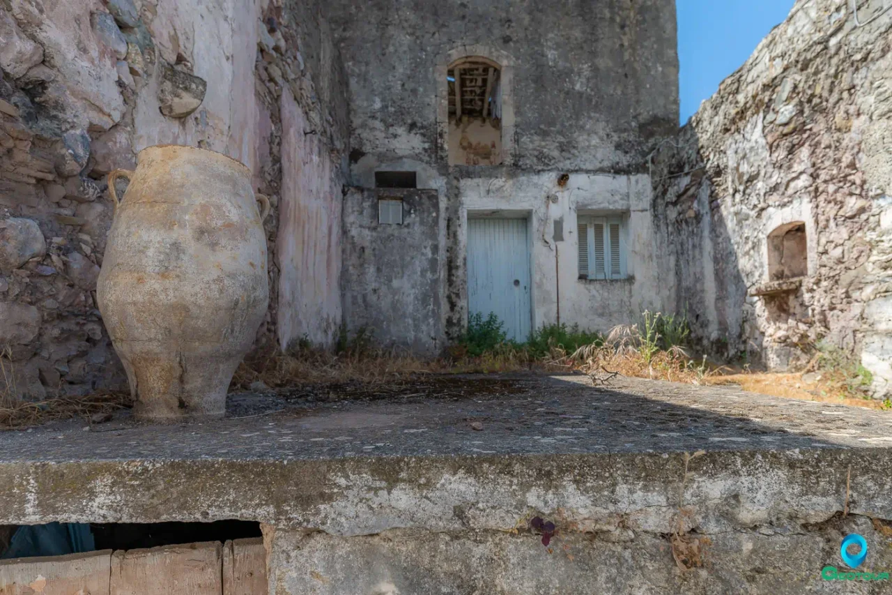 In the narrow alleys of the almost abandoned Kalami settlement near Ano Viannos.